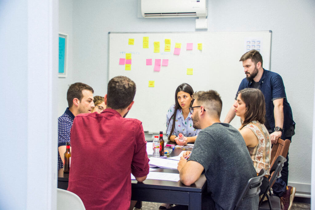 Hackathon branding Comuniza consultora Barcelona